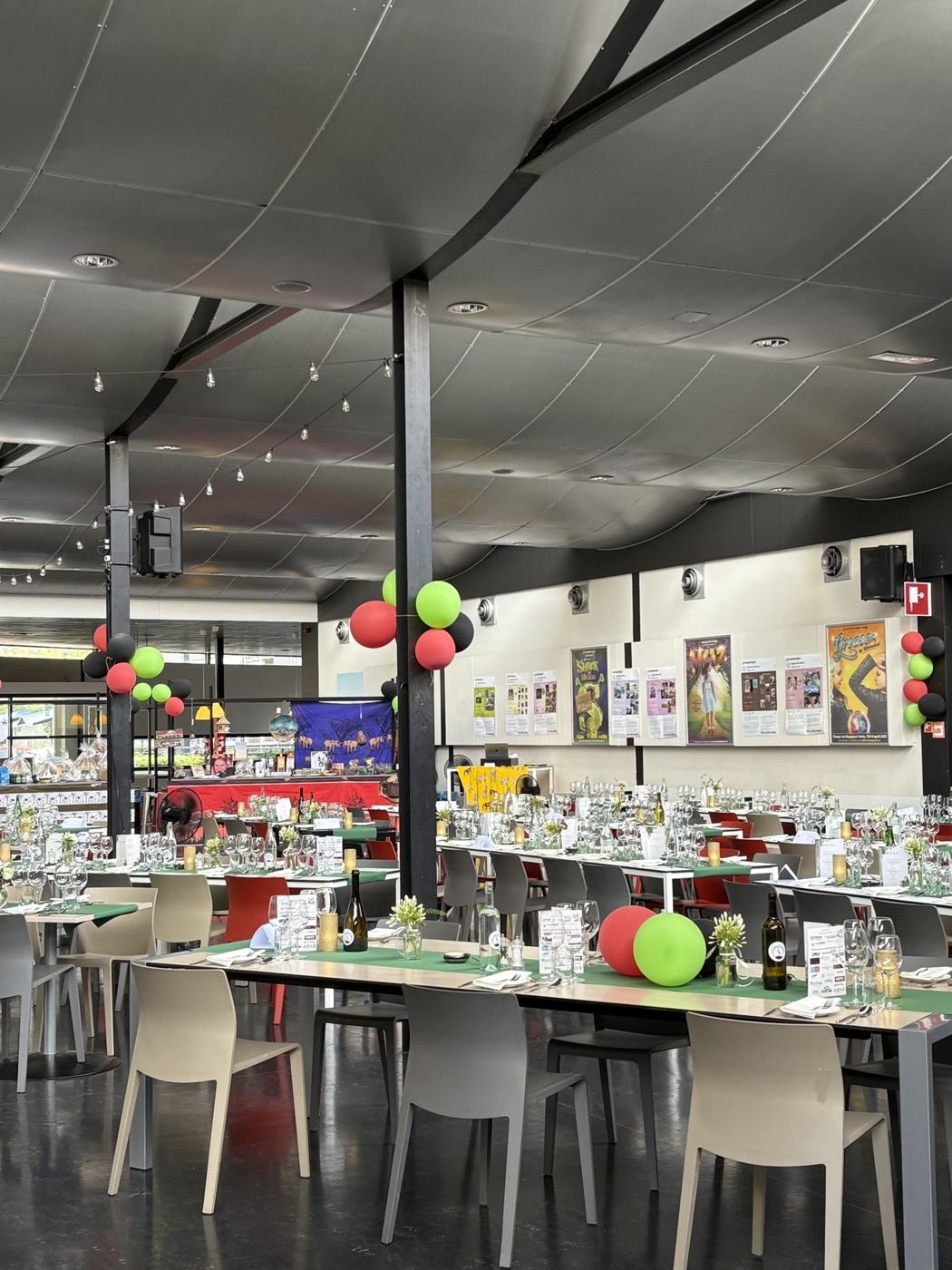 Gedekte tafels voor het benefietdiner