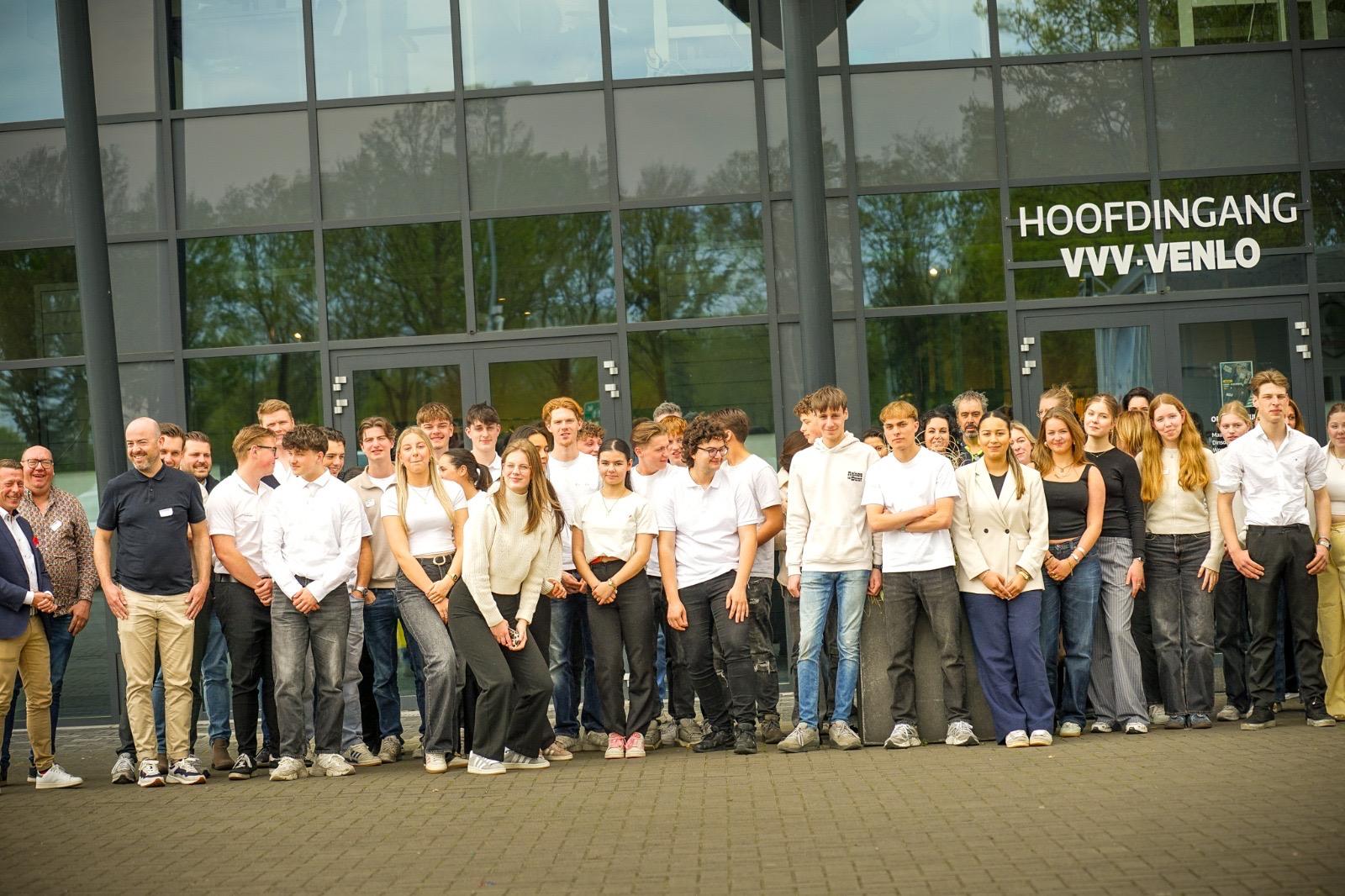 De studenten van leerjaar 3 van Gilde International met docenten voor de hoofdingang van VVV-Venlo