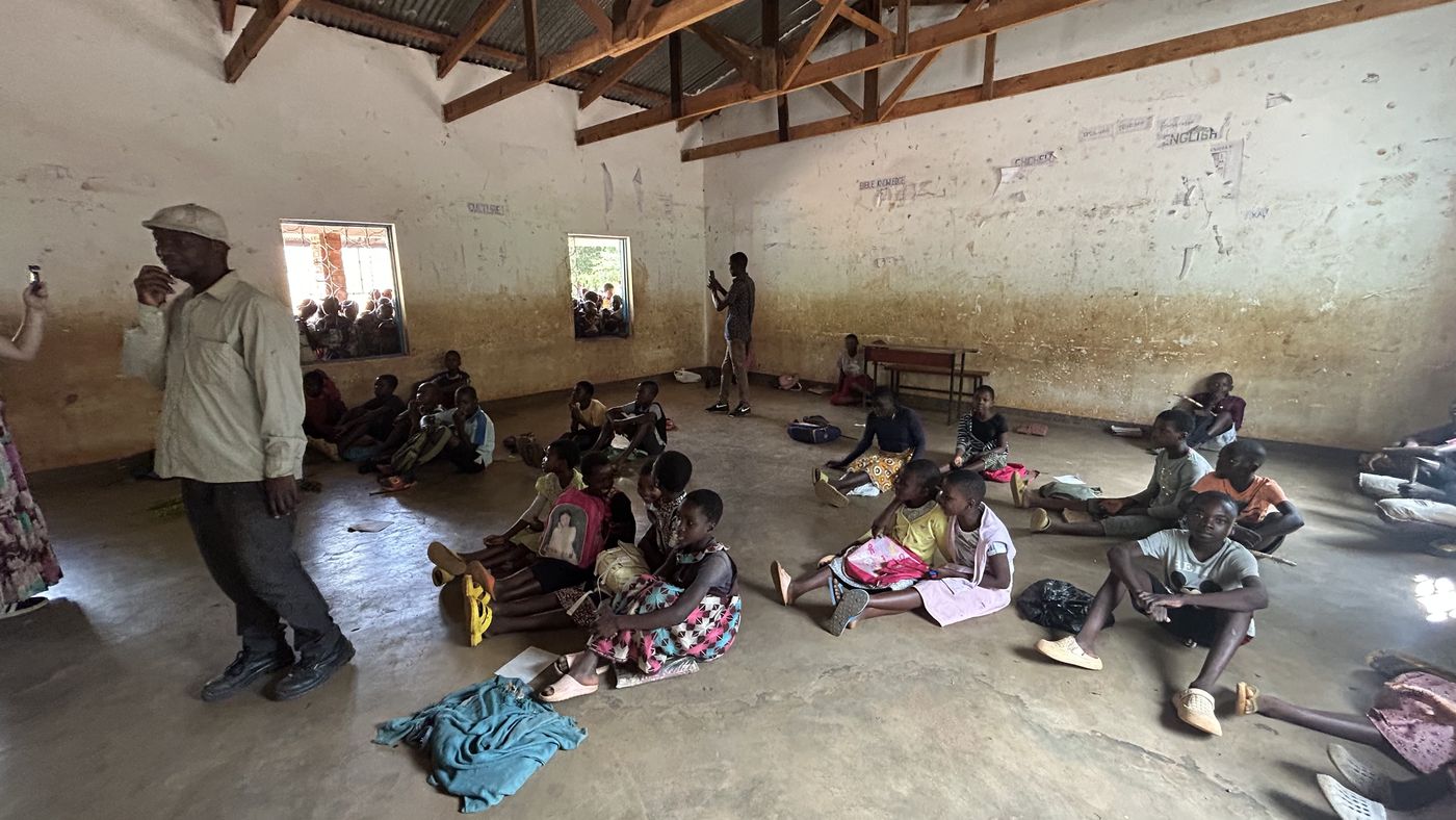 Leerlingen zitten op de vloer van een klaslokaal in Malawi