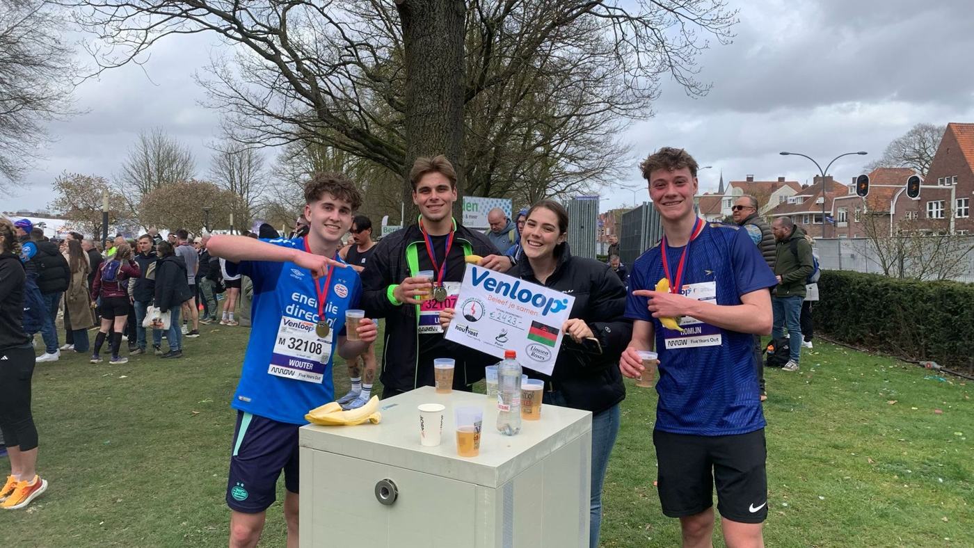 Studenten met medailles bij de Venloop